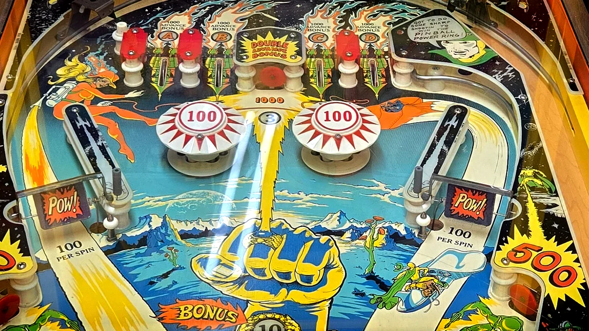 Visão frontal da máquina de pinball Galaxy Ranger da Bally de 1946, mostrando o backglass ilustrado e o playfield clássico.