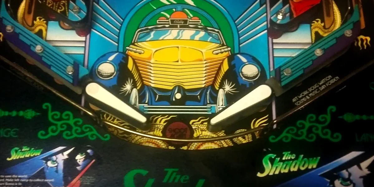 Close do playfield da máquina de pinball The Shadow de 1994