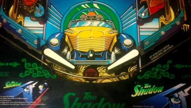 Close do playfield da máquina de pinball The Shadow de 1994