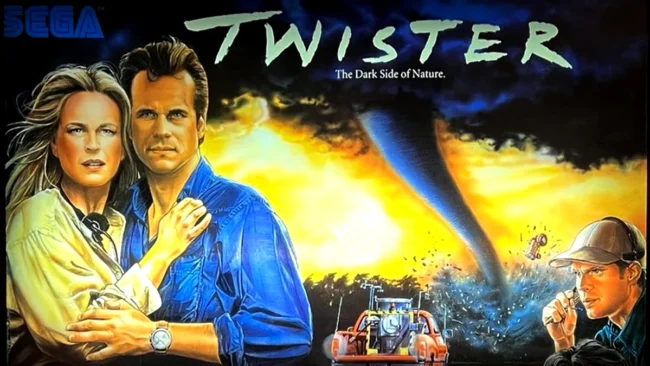 Detalhe do playfield da máquina de pinball Twister da Sega, mostrando o ímã central e a arte temática de tornado.