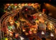 Detalhe do playfield da máquina de pinball Jurassic Park da Stern com o T-Rex mecânico em destaque.