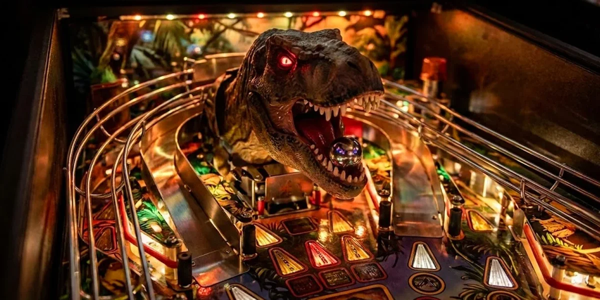 review-pinball-star-wars-jurassic-park-stern Detalhe do playfield da máquina de pinball Jurassic Park da Stern com o T-Rex mecânico em destaque.