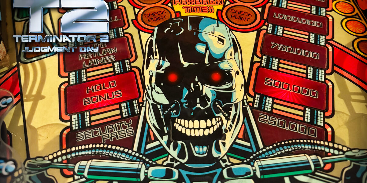 pinball-terminator-2-judgment-day-williams-playfield Visão detalhada do playfield da máquina de pinball Terminator 2: Judgment Day da Williams, destacando o crânio do T-800.
