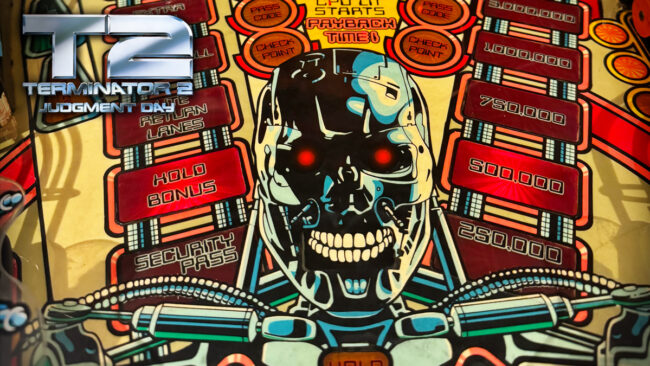 Visão detalhada do playfield da máquina de pinball Terminator 2: Judgment Day da Williams, destacando o crânio do T-800.