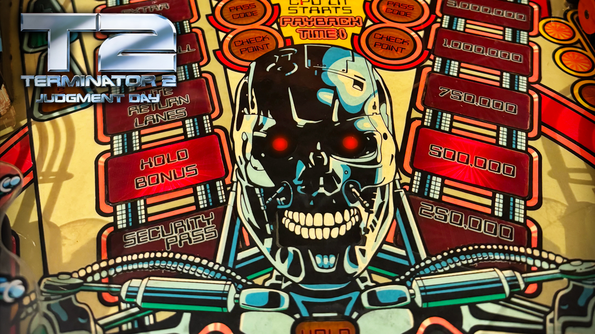 Visão detalhada do playfield da máquina de pinball Terminator 2: Judgment Day da Williams, destacando o crânio do T-800.