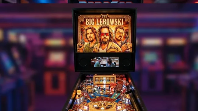 the-big-lebowski-pinball-maquina-completa Vista frontal completa da máquina de pinball The Big Lebowski da Dutch Pinball, mostrando o playfield iluminado e o backglass.
