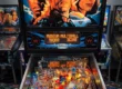 Máquina de pinball Demolition Man da Williams de 1994 com destaque para o campo de jogo widebody e as alças laterais.