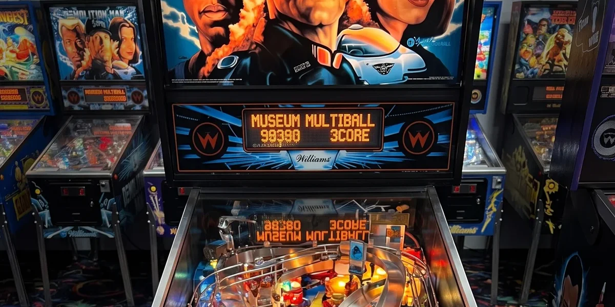 maquina-pinball-demolition-man-williams-1994 Máquina de pinball Demolition Man da Williams de 1994 com destaque para o campo de jogo widebody e as alças laterais.