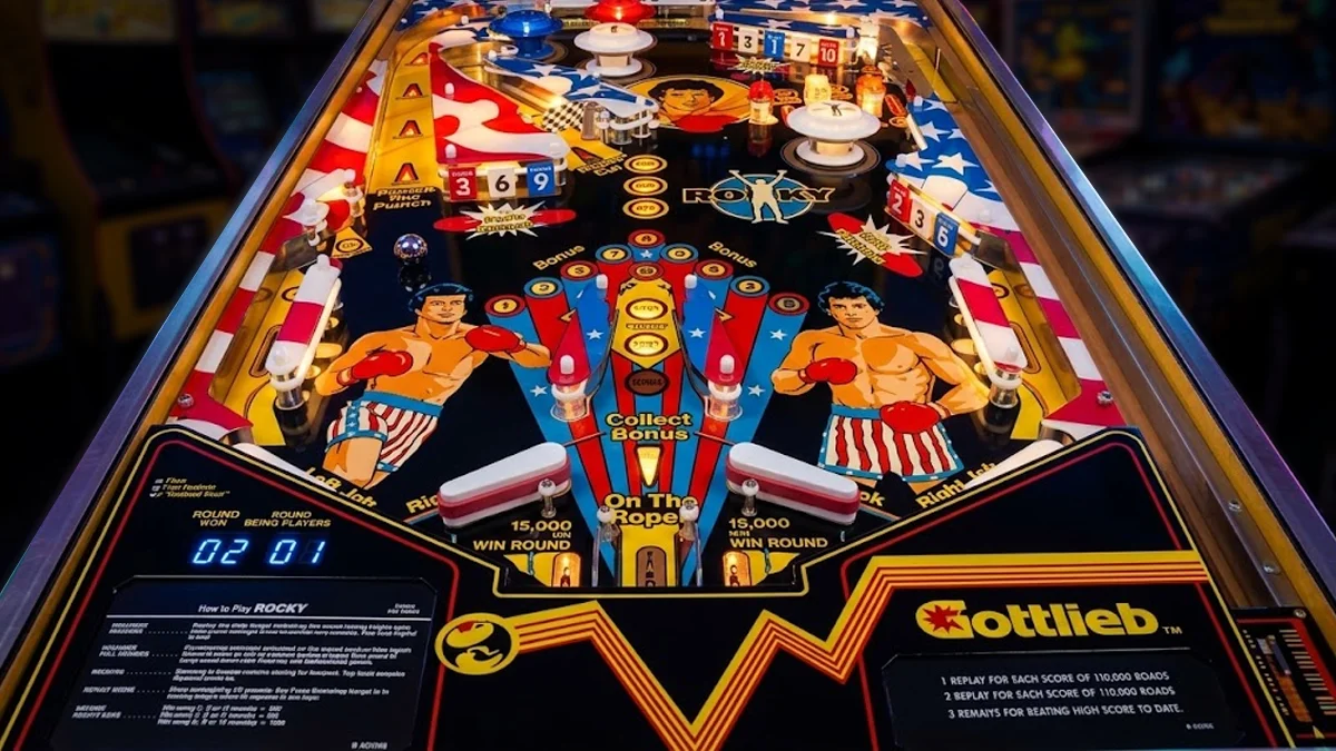Máquina de pinball Rocky (Gottlieb, 1982) exibindo o playfield detalhado com Sylvester Stallone no clássico de fliperama.